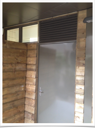 Porte tôlée avec ventilation en imposte